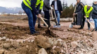 Участници в символичната първа копка на Алея 5 в River Park
