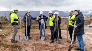 Представители на проекта по време на първата копка на Алея 5 в River Park