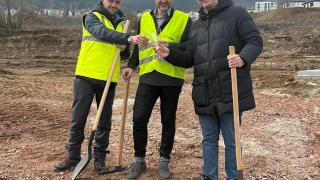 Участници с церемониални лопати на първата копка на Алея 5 в River Park