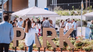 Гости до входа на River Park по случай откриването на комплекса