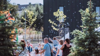 Гости се разхождат сред зелените алеи на River Park