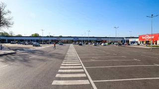 Parking area and pedestrian crossing at Vidin Plaza Retail Park